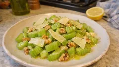 切って和えるだけ。セロリ×くるみ×チーズのさっぱりサラダ（レモン風味）