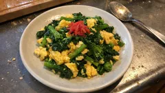 ほろ苦さがちょうどいい。菜の花と卵の白だし炒め、紅生姜でさっぱり