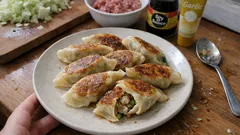 キャベツたっぷりで軽やかジューシー。醤油＋にんにくで作る手作り焼き餃子