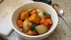 かぼちゃと人参玉ねぎのやさしい煮物—皮目を下にして煮崩れしにくい、味しみ定番レシピ