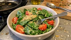 ほうれん草とミニトマトのゴママヨサラダ：めんつゆ少しで味がすっと決まる