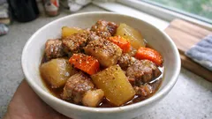 油なしでこんがり焼くのがコツ。にんじん入り豚バラ大根がしみしみになる煮方