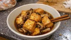 材料少なめ、加熱5分でしみしみ。厚揚げとしめじのめんつゆ煮