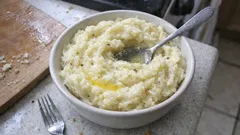 混ぜるだけで濃厚！にんにく香るガーリックバターマッシュポテトの簡単レシピ