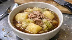 ツナ缶の旨みで煮るだけ簡単、じゃがいもとキャベツのつゆだく煮（ごはんにのせても◎）