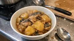 鯖味噌煮缶で味が決まる、ほくほく鯖じゃが——鍋ひとつで手早く作り置きにも