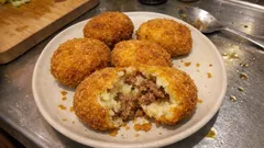 余ったマッシュポテトでサクッと一品:甘辛ひき肉のリメイクコロッケ(衣がはがれにくいコツも)