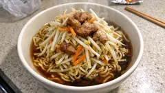 袋麺が満足ごはんに：にんにく香るシャキもやし山盛り醤油ラーメン