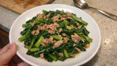 旨味たっぷり「かつお菜とツナのにんにく炒め」—材料少なめ、あと一品に