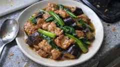 なすはレンジで先に火入れ—豚こま×小松菜の味噌炒めが手早く決まる