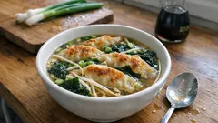 市販の焼き餃子で“水餃子風”スープ—もやし&わかめで満足の一杯