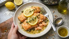 フライパンひとつでふっくら。サーモンのレモンスカロッピーネ(軽い粉付けがコツ)