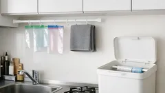 狭いキッチンのデッドスペースが激変する、つっぱり棒収納アイデア3選