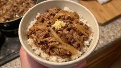 すりおろし生姜で後味すっきり。玉ねぎ甘めの簡単牛丼レシピ
