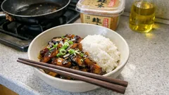 ご飯が止まらない、甘め味噌だれのナス味噌炒め—とろり絡む定番おかず