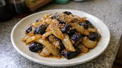 なすと玉ねぎがとろっと甘い、味噌だれ炒め—すりごまで香ばしくご飯が進む