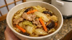 白菜がとろっと甘い：豚こまに片栗粉で自然なとろみ、やさしい醤油のうま煮