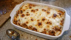 レトルトで手軽にごちそう感：ミートソース×ホワイトソースの熱々グラタンパスタ