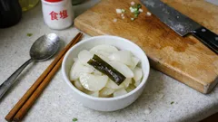 袋ひとつで簡単:塩もみして味が決まる「大根の甘酢漬け」