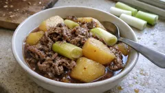 長ネギの甘みでコク深く。すき焼き風に仕上がる「長ネギ入り肉じゃが」