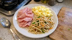 マヨでふんわり卵が決め手：厚切りハムとシャキもやしの簡単炒め