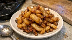 甘辛だれで煮含めてから揚げる—貝ひもの唐揚げがカリッと旨み濃厚に仕上がる