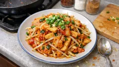 豚肉なしでも満足。もやし×油揚げで作る「あげキムチ」炒め（フライパンひとつ）