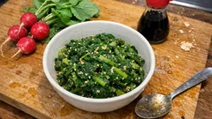 捨てがちなラディッシュの葉がごちそうに。茎からゆでて食感よく仕上げる「ごま和え」レシピ