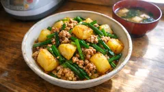 給食で人気だった「ニラじゃが」をフライパンで—揚げ焼きじゃがいもが香ばしい甘辛おかず