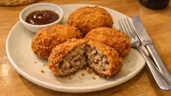 キャベツたっぷりで軽い食べごたえ：ふんわりメンチカツの基本レシピ