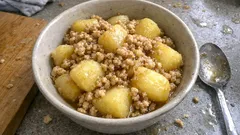 レンジで下ゆでして味しみ時短—バター香るじゃがいもの鶏そぼろ煮