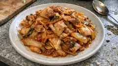 フライパンひとつでさっと完成。豚バラ×市販キムチの定番「豚キムチ」レシピ