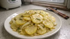 フェンネルとじゃがいもをフライパンで蒸し焼きに—にんにく＆ローズマリー香るイタリア風副菜