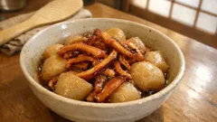 するめで旨味しっかり。里芋とイカの甘辛煮を「戻しながら煮る」だけで作るレシピ