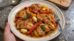 フライパン1つで本格イタリア家庭味:鶏肉とパプリカの煮込み「ポッロ・コン・ペペローニ」