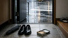 靴底に絆創膏を貼るだけで滑りにくく？雨・雪の日の応急転倒対策