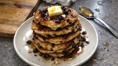 外はこんがり、中はふんわり。チョコチップパンケーキの基本レシピ（混ぜすぎないコツ）