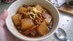味がじんわり染みる「スルメ大根煮」—下ゆで10分で失敗しにくい甘辛煮