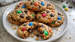 混ぜすぎないのがコツ。ピーナッツバター香る“しっとり”モンスタークッキー（M&M’s入り）