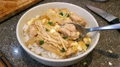 レンジで時短、ふんわり卵に仕上がる「えのき入り親子丼」